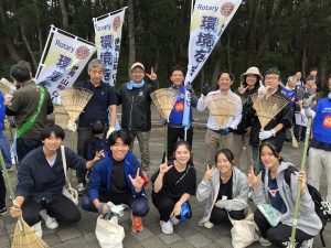 静岡第３グループ合同奉仕作業　三保海岸保全活動に参加しました。